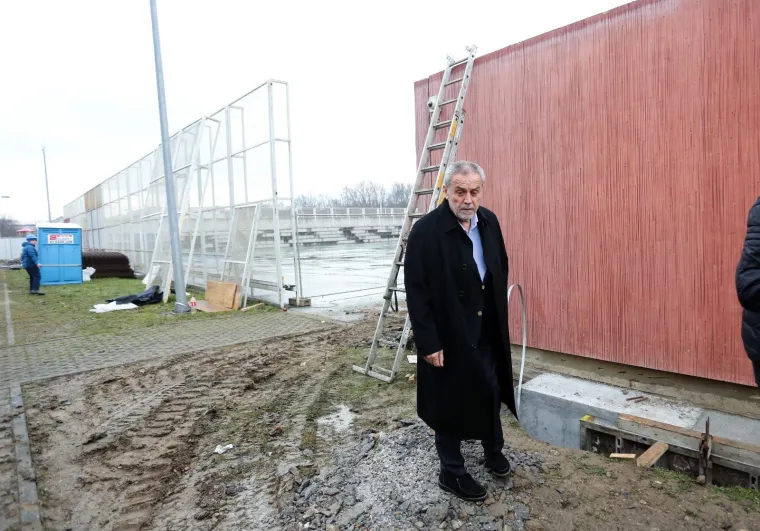 Bandić opet u blatu, otvorio školu u 'Jelkovec Cityju' i poručio: 'Netko dela, netko prosvjeduje'