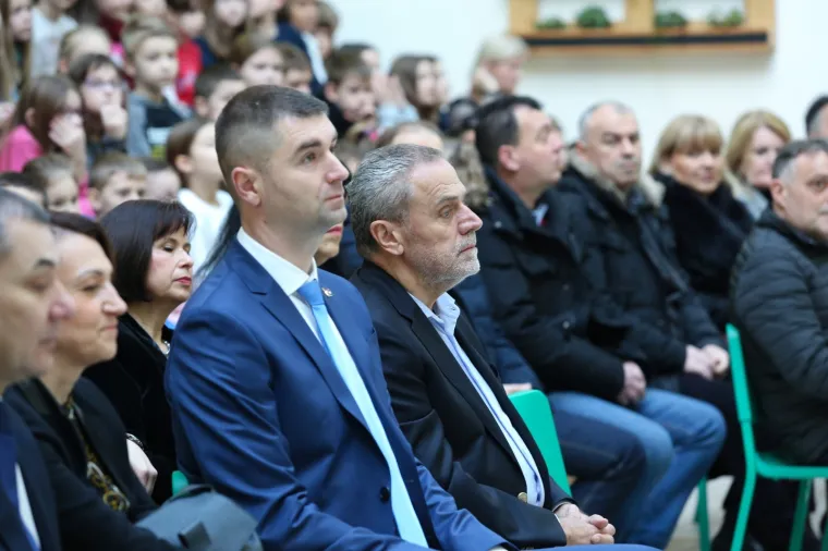 Bandić opet u blatu, otvorio školu u 'Jelkovec Cityju' i poručio: 'Netko dela, netko prosvjeduje'
