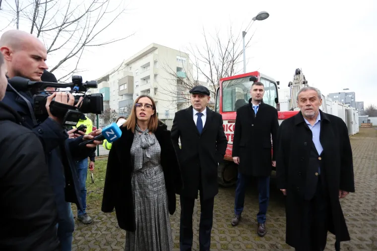 Bandić opet u blatu, otvorio školu u 'Jelkovec Cityju' i poručio: 'Netko dela, netko prosvjeduje'