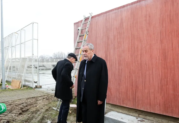 Bandić opet u blatu, otvorio školu u 'Jelkovec Cityju' i poručio: 'Netko dela, netko prosvjeduje'