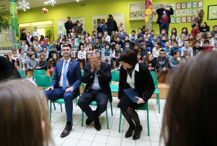 Bandić opet u blatu, otvorio školu u 'Jelkovec Cityju' i poručio: 'Netko dela, netko prosvjeduje'