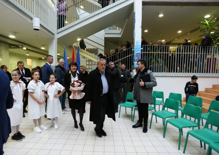 Bandić opet u blatu, otvorio školu u 'Jelkovec Cityju' i poručio: 'Netko dela, netko prosvjeduje'
