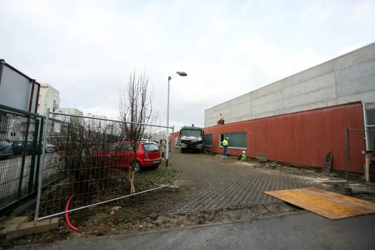 Bandić opet u blatu, otvorio školu u 'Jelkovec Cityju' i poručio: 'Netko dela, netko prosvjeduje'