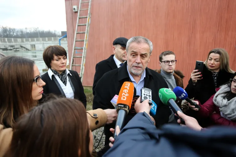 Bandić opet u blatu, otvorio školu u 'Jelkovec Cityju' i poručio: 'Netko dela, netko prosvjeduje'