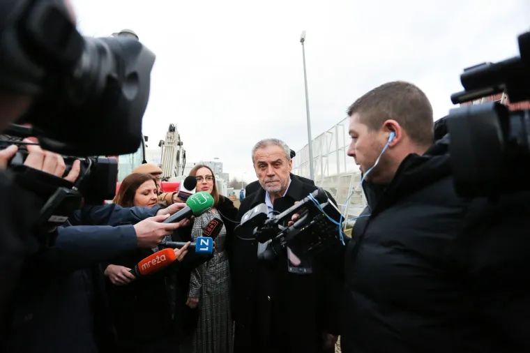 Bandić opet u blatu, otvorio &scaron;kolu u 'Jelkovec Cityju' i poručio: 'Netko dela, netko prosvjeduje'