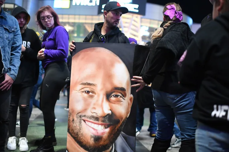 Svijet sporta u &scaron;oku je nakon objave kako je jedan od najboljih američkih ko&scaron;arka&scaron;a svih vremena Kobe Bryant (41) poginuo u padu helikoptera u Calabasasu, gradu u američkoj saveznoj državi Kaliforniji. S Bryantom je bila i njegova 13-godi&scaron;nja kći Gianna Maria Onore, a poginulo je svih devetero osoba koje su se nalazile u helikopteru.

Foto: Robyn Beck / AFP / Profimedia