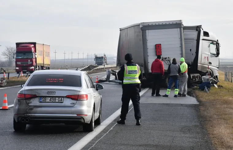 Prometna nesreća na autocesti A3 Bregana-Lipovac između čvorova Okučani i Nova Gradiška (na 165. km) u kojoj su sudjelovala dva kamiona. U smjeru Lipovca vozi se usporeno jednim trakom, a policija regulira promet.