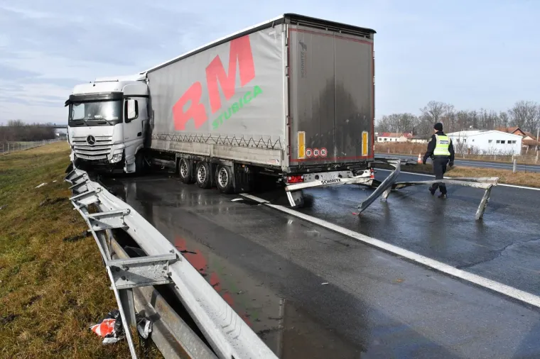 PROMETNA NESREĆA NA AUTOCESTI A3: Sudjelovala su dva kamiona, od kojih je jedan probio ogradu