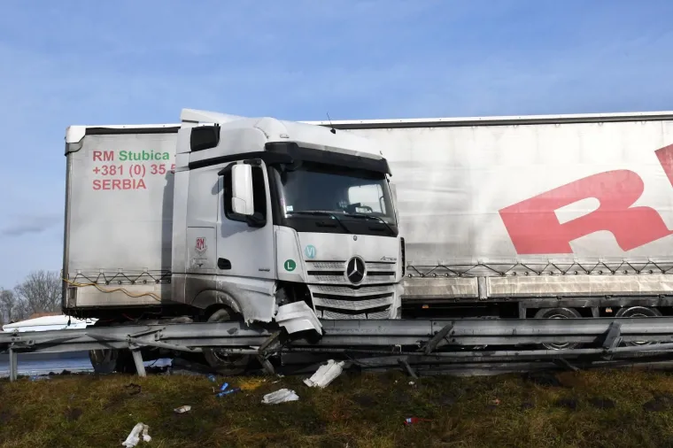 PROMETNA NESREĆA NA AUTOCESTI A3: Sudjelovala su dva kamiona, od kojih je jedan probio ogradu