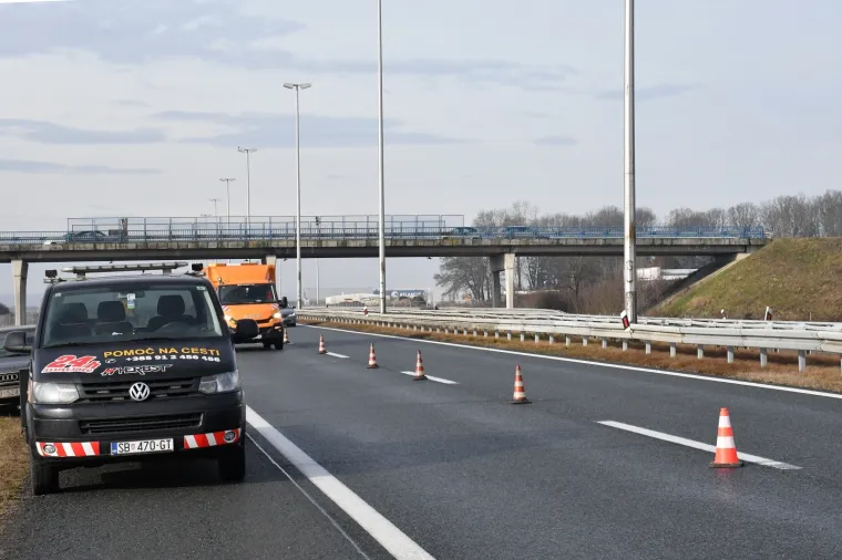PROMETNA NESREĆA NA AUTOCESTI A3: Sudjelovala su dva kamiona, od kojih je jedan probio ogradu