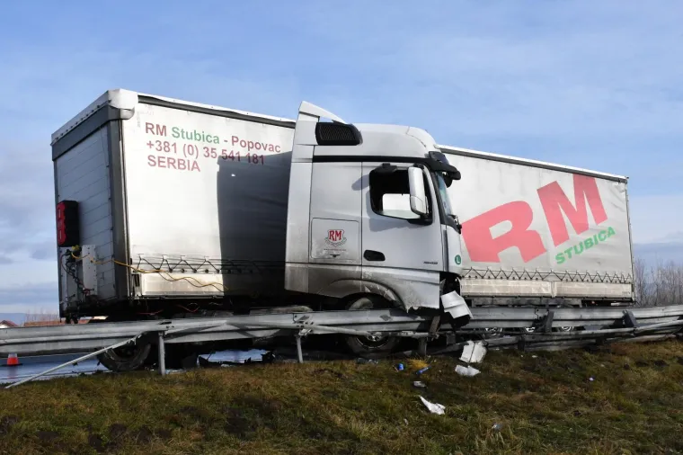 PROMETNA NESREĆA NA AUTOCESTI A3: Sudjelovala su dva kamiona, od kojih je jedan probio ogradu