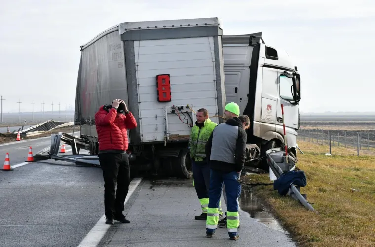 PROMETNA NESREĆA NA AUTOCESTI A3: Sudjelovala su dva kamiona, od kojih je jedan probio ogradu