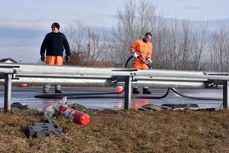 PROMETNA NESREĆA NA AUTOCESTI A3: Sudjelovala su dva kamiona, od kojih je jedan probio ogradu