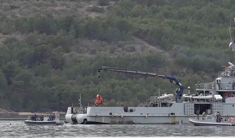 Ronioci vade i posljednje komade helikoptera nakon tragedije u kojoj su poginula dvojica pilota