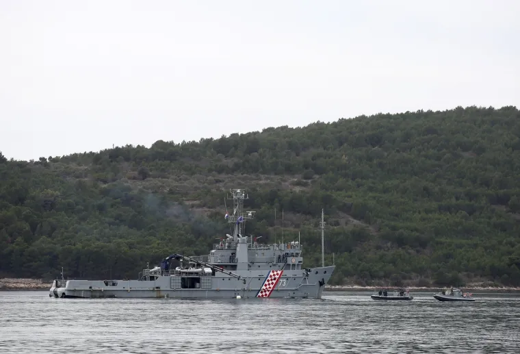 Ronioci vade i posljednje komade helikoptera nakon tragedije u kojoj su poginula dvojica pilota