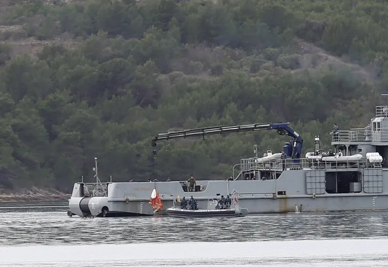 Ronioci vade i posljednje komade helikoptera nakon tragedije u kojoj su poginula dvojica pilota