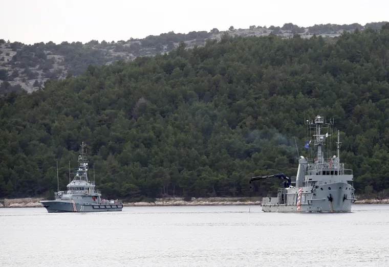 Ronioci vade i posljednje komade helikoptera nakon tragedije u kojoj su poginula dvojica pilota