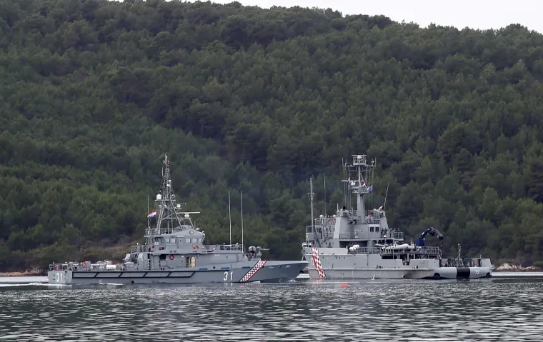 Ronioci vade i posljednje komade helikoptera nakon tragedije u kojoj su poginula dvojica pilota