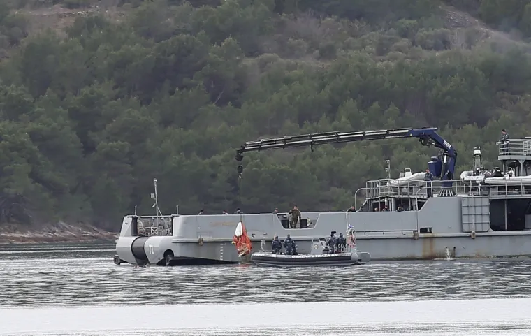 Ronioci vade i posljednje komade helikoptera nakon tragedije u kojoj su poginula dvojica pilota