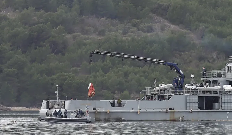 Ronioci vade i posljednje komade helikoptera nakon tragedije u kojoj su poginula dvojica pilota