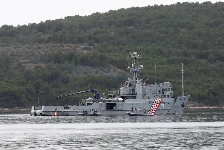 Ronioci vade i posljednje komade helikoptera nakon tragedije u kojoj su poginula dvojica pilota