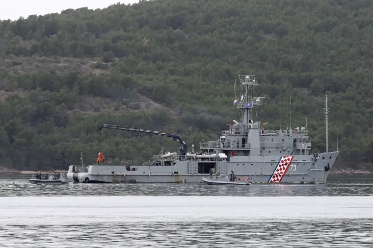 Ronioci vade i posljednje komade helikoptera nakon tragedije u kojoj su poginula dvojica pilota