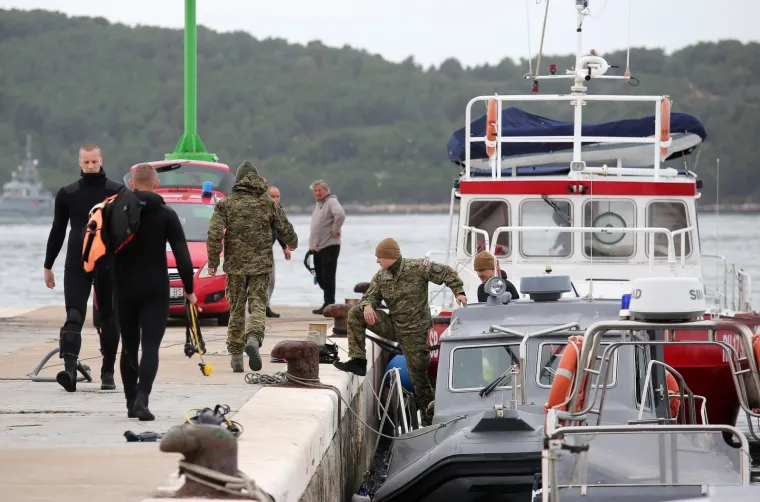 Ronioci vade i posljednje komade helikoptera nakon tragedije u kojoj su poginula dvojica pilota