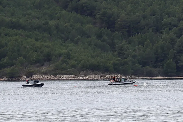 Ronioci vade i posljednje komade helikoptera nakon tragedije u kojoj su poginula dvojica pilota