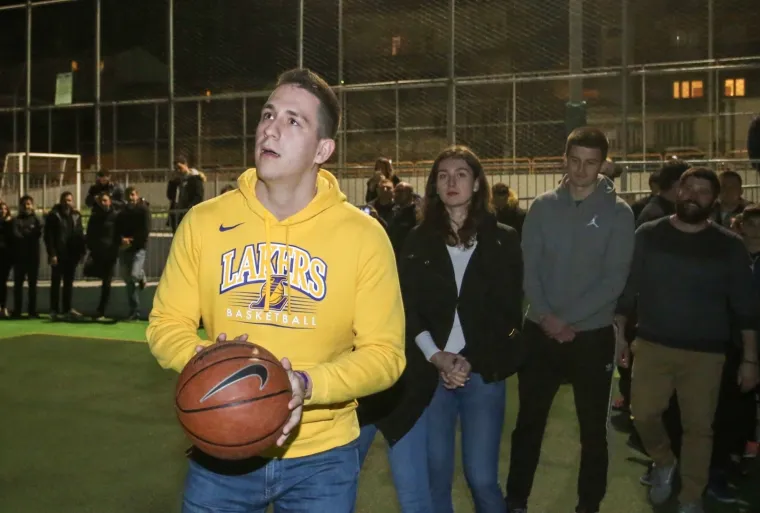 29.10.2017., Split - U zupi Sv. Spasa  na Mejasima sluzena sveta misa zadusnica za tragicno preminulog kosarkasa Kobea Bryanta, njegovu kcer Giannu i za ostale preminule sportase kao i za nedovno preminule pilote helikoptera. Nakon mise vjernici su otisli do obliznjeg kosarkaskog terena te uputili 24 suta u spomen na broj koji je Kobe nosio u Lakersima. 
Photo: Ivo Cagalj/PIXSELL