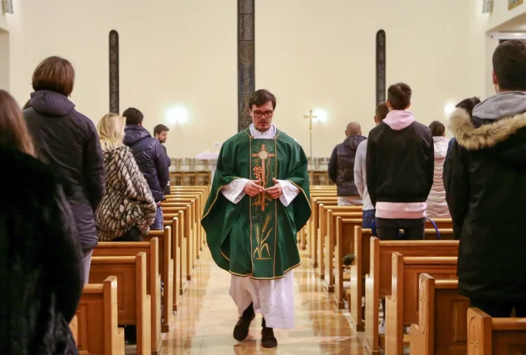 29.10.2017., Split - U zupi Sv. Spasa  na Mejasima sluzena sveta misa zadusnica za tragicno preminulog kosarkasa Kobea Bryanta, njegovu kcer Giannu i za ostale preminule sportase kao i za nedovno preminule pilote helikoptera. Nakon mise vjernici su otisli do obliznjeg kosarkaskog terena te uputili 24 suta u spomen na broj koji je Kobe nosio u Lakersima. 
Photo: Ivo Cagalj/PIXSELL