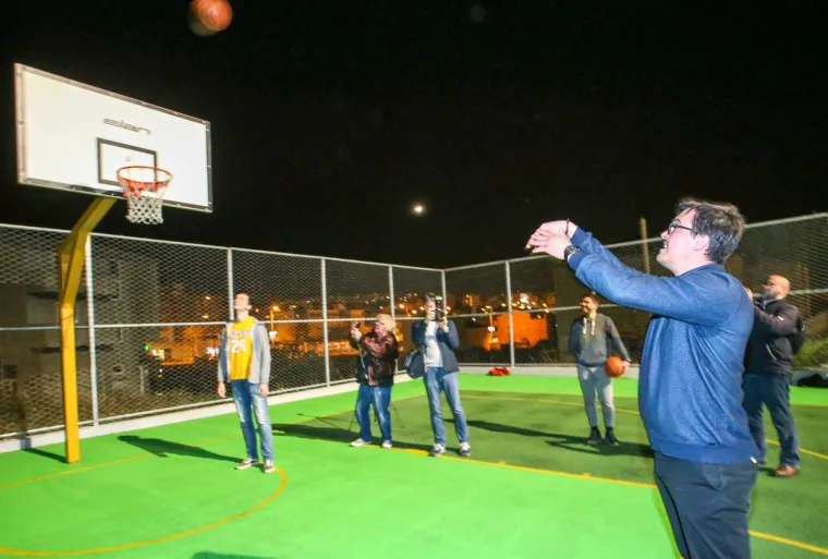 29.10.2017., Split - U zupi Sv. Spasa  na Mejasima sluzena sveta misa zadusnica za tragicno preminulog kosarkasa Kobea Bryanta, njegovu kcer Giannu i za ostale preminule sportase kao i za nedovno preminule pilote helikoptera. Nakon mise vjernici su otisli do obliznjeg kosarkaskog terena te uputili 24 suta u spomen na broj koji je Kobe nosio u Lakersima. 
Photo: Ivo Cagalj/PIXSELL