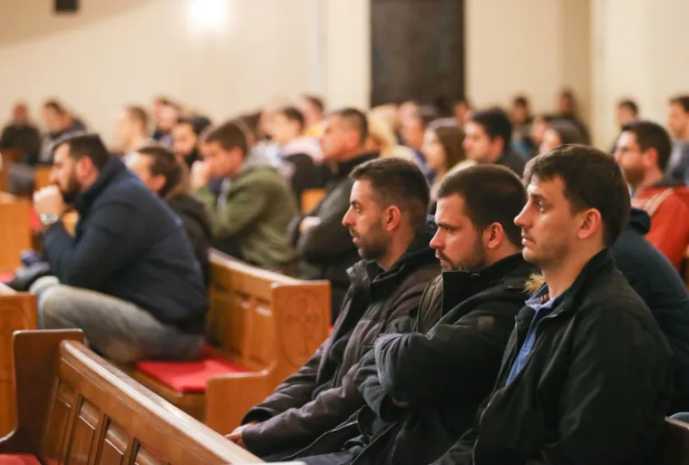 29.10.2017., Split - U zupi Sv. Spasa  na Mejasima sluzena sveta misa zadusnica za tragicno preminulog kosarkasa Kobea Bryanta, njegovu kcer Giannu i za ostale preminule sportase kao i za nedovno preminule pilote helikoptera. Nakon mise vjernici su otisli do obliznjeg kosarkaskog terena te uputili 24 suta u spomen na broj koji je Kobe nosio u Lakersima. 
Photo: Ivo Cagalj/PIXSELL