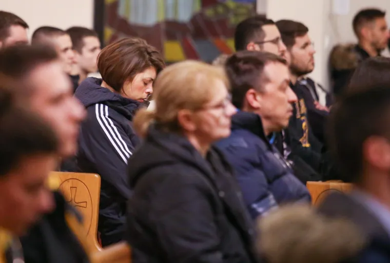 29.10.2017., Split - U zupi Sv. Spasa  na Mejasima sluzena sveta misa zadusnica za tragicno preminulog kosarkasa Kobea Bryanta, njegovu kcer Giannu i za ostale preminule sportase kao i za nedovno preminule pilote helikoptera. Nakon mise vjernici su otisli do obliznjeg kosarkaskog terena te uputili 24 suta u spomen na broj koji je Kobe nosio u Lakersima. 
Photo: Ivo Cagalj/PIXSELL