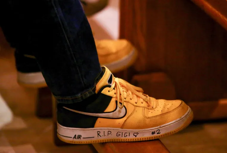 29.10.2017., Split - U zupi Sv. Spasa  na Mejasima sluzena sveta misa zadusnica za tragicno preminulog kosarkasa Kobea Bryanta, njegovu kcer Giannu i za ostale preminule sportase kao i za nedovno preminule pilote helikoptera. Nakon mise vjernici su otisli do obliznjeg kosarkaskog terena te uputili 24 suta u spomen na broj koji je Kobe nosio u Lakersima. 
Photo: Ivo Cagalj/PIXSELL