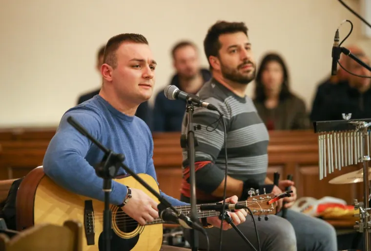 29.10.2017., Split - U zupi Sv. Spasa  na Mejasima sluzena sveta misa zadusnica za tragicno preminulog kosarkasa Kobea Bryanta, njegovu kcer Giannu i za ostale preminule sportase kao i za nedovno preminule pilote helikoptera. Nakon mise vjernici su otisli do obliznjeg kosarkaskog terena te uputili 24 suta u spomen na broj koji je Kobe nosio u Lakersima. 
Photo: Ivo Cagalj/PIXSELL