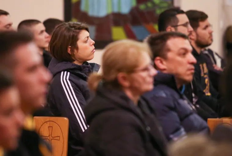 29.10.2017., Split - U zupi Sv. Spasa  na Mejasima sluzena sveta misa zadusnica za tragicno preminulog kosarkasa Kobea Bryanta, njegovu kcer Giannu i za ostale preminule sportase kao i za nedovno preminule pilote helikoptera. Nakon mise vjernici su otisli do obliznjeg kosarkaskog terena te uputili 24 suta u spomen na broj koji je Kobe nosio u Lakersima. 
Photo: Ivo Cagalj/PIXSELL