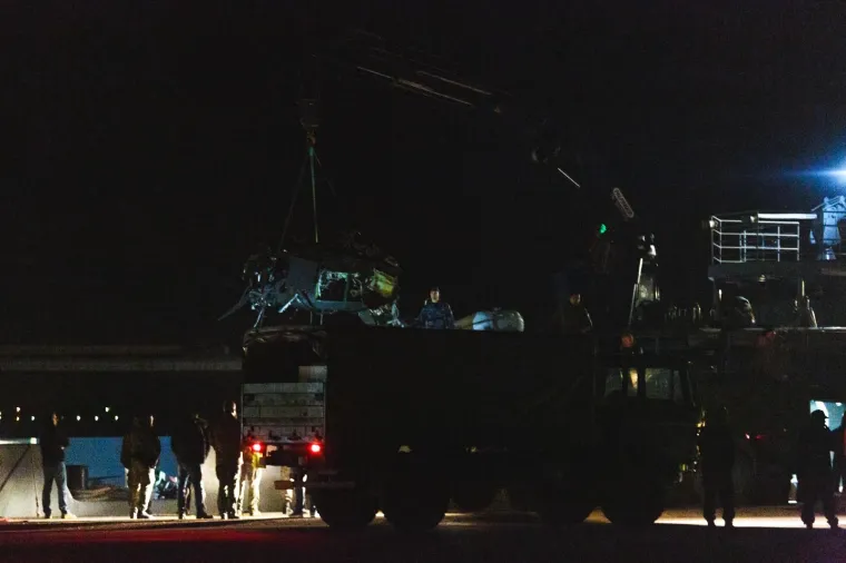 FOTO Kiowa Warrior u komadima: Olupina sru&scaron;enog helikoptera brodom dopremljena u Zadar