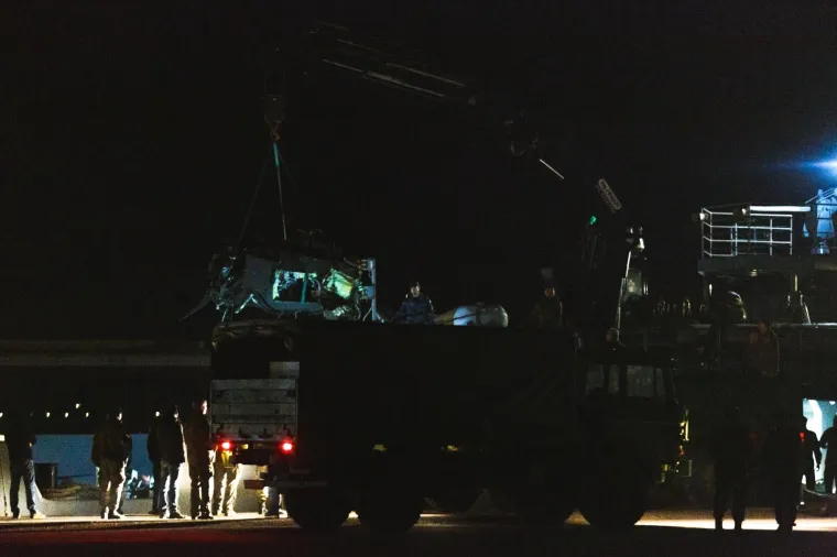 FOTO Kiowa Warrior u komadima: Olupina sru&scaron;enog helikoptera brodom dopremljena u Zadar