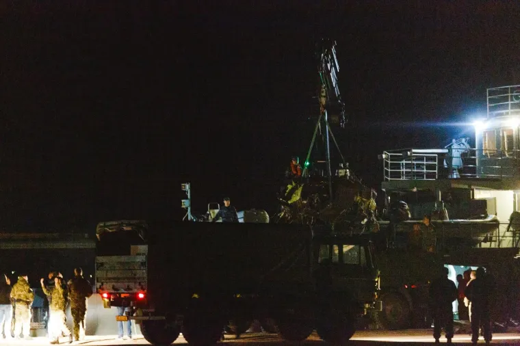 FOTO Kiowa Warrior u komadima: Olupina sru&scaron;enog helikoptera brodom dopremljena u Zadar