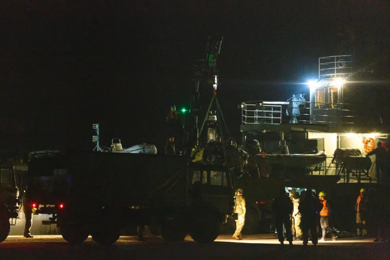 FOTO Kiowa Warrior u komadima: Olupina sru&scaron;enog helikoptera brodom dopremljena u Zadar