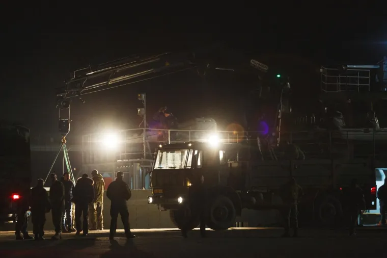 FOTO Kiowa Warrior u komadima: Olupina sru&scaron;enog helikoptera brodom dopremljena u Zadar