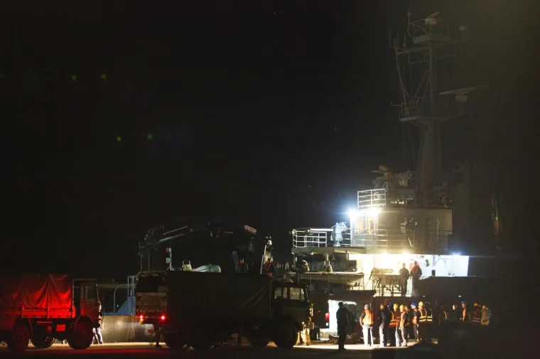 FOTO Kiowa Warrior u komadima: Olupina sru&scaron;enog helikoptera brodom dopremljena u Zadar