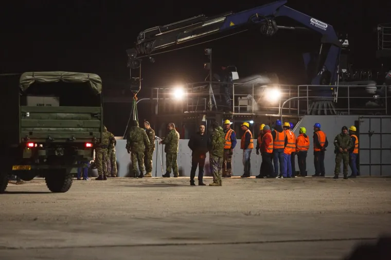 FOTO Kiowa Warrior u komadima: Olupina sru&scaron;enog helikoptera brodom dopremljena u Zadar
