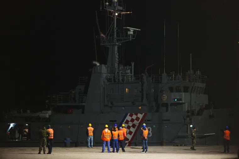 FOTO Kiowa Warrior u komadima: Olupina sru&scaron;enog helikoptera brodom dopremljena u Zadar