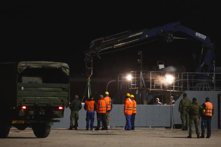 FOTO Kiowa Warrior u komadima: Olupina sru&scaron;enog helikoptera brodom dopremljena u Zadar