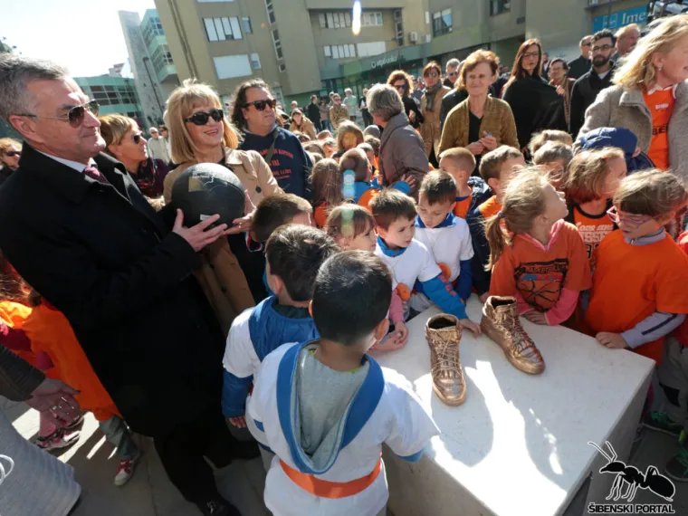 Ni&scaron;ta im nije sveto! Legendarne Draženove 'kronosice' služe kao - ko&scaron; za smeće i pepeljara!