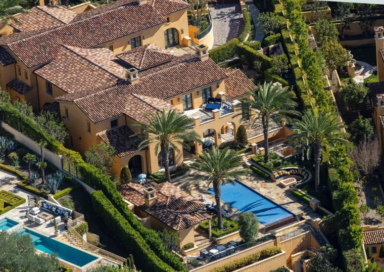 Ni&scaron;ta vi&scaron;e neće biti isto u kući Bryantovih u Newport Beachu u Orange Countyju u Kaliforniji. Živio je u megaluksuznoj kući koja se zove Pelican Crest, u lokalnoj zajednici u kojoj žive imućniji, s vi&scaron;emilijunskim pogledima na Tihi ocean, u prilagođenoj kući četvorokatnici od ukupno 15 760 kvadrata posjeda, pi&scaron;e Los Angeles Times.