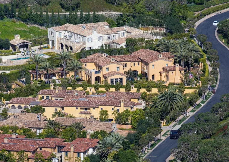 Orange County bio je mjesto gdje je želio biti, živjeti, gdje se najbolje osjećao i gdje je izgradio poslovno carstvo koje je sad u razvoju, ističu Amerikanci u svojem pisanju.