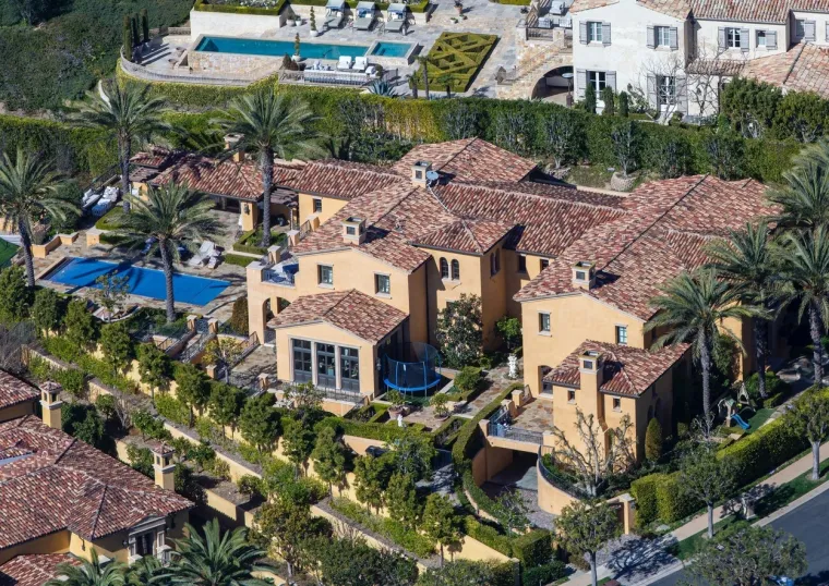 Godine 2014. najavio je Kobe Inc., sa sjedi&scaron;tem u Newport Beachu, s planovima za razvoj robnih marki koje će pridonijeti sportskoj industriji. Prvo ulaganje preko tvrtke bilo je sportsko piće BodyArmor. Ta početna investicija od &scaron;est milijuna dolara porasla je na 200 milijuna nakon &scaron;to je Coca-Cola stekla manjinski udio u 2018. godini.