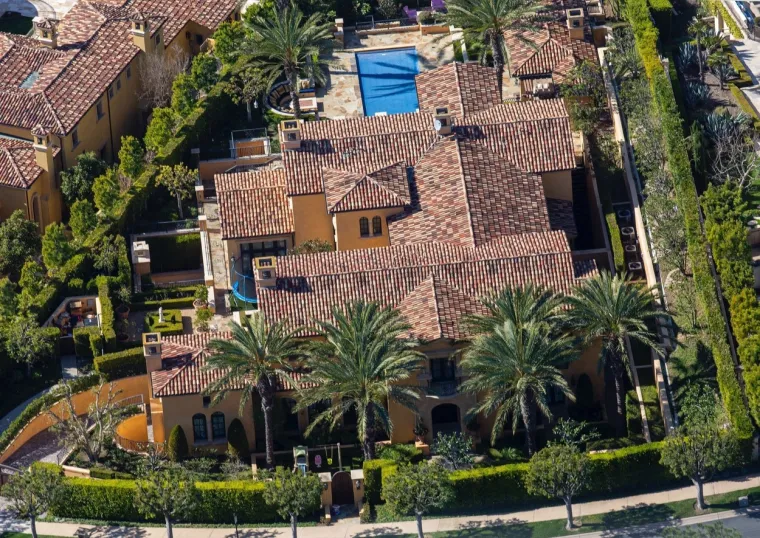 Osnovao je i fond poduzetničkog kapitala s poduzetnikom Jeffom Stibelom za ulaganje u medije i tehnolo&scaron;ke tvrtke. Do rujna pro&scaron;le godine, tvrtka je navodno upravljala s vi&scaron;e od dvije milijarde dolara kapitala.